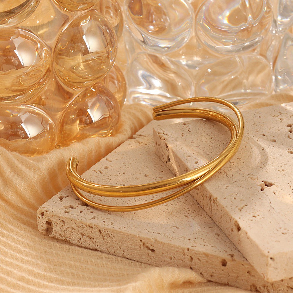 Twisted Bangle – ZAHA